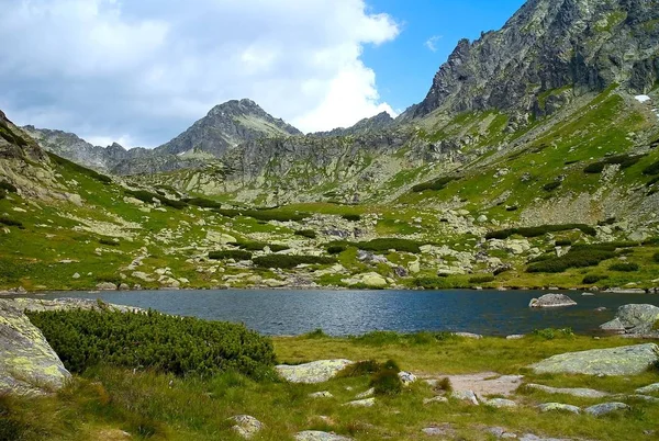 Jezioro nad wodospadem Skok - wędrówki w dolinie Mlynickiej w Tatrach Wysokich. — Zdjęcie stockowe