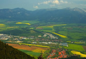 Obec Zavazná Poruba a část města Liptovský Mikuláš shlíží z vrcholu Poludnického vrchu.