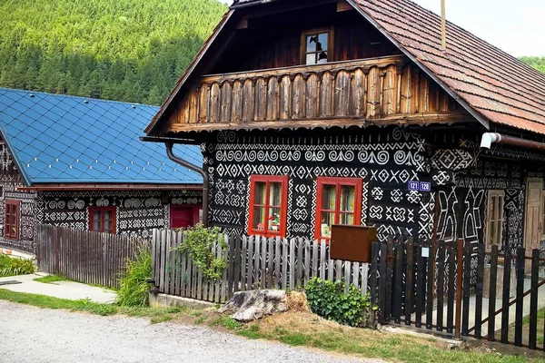 Slowakisches Dorf cicmany - berühmtes charakteristisches Dorf mit geschmückten Holzhäusern mit Ornamenten und inhärenter Folklore und Atmosphäre. — Stockfoto