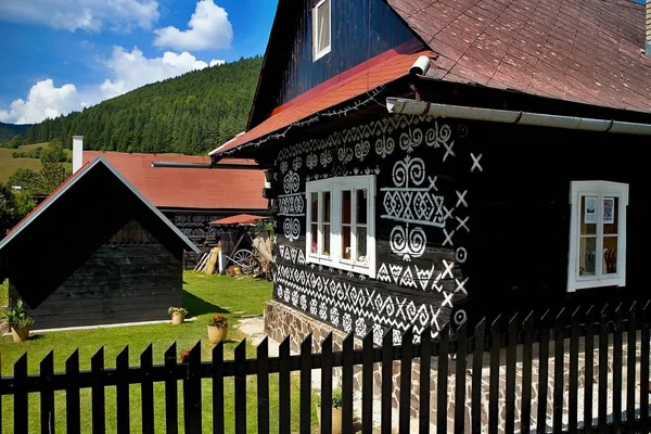 Slowakisches Dorf cicmany - berühmtes charakteristisches Dorf mit geschmückten Holzhäusern mit Ornamenten und inhärenter Folklore und Atmosphäre. — Stockfoto