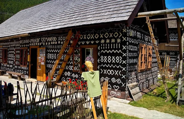 Σλοβακικό χωριό Cicmany - διάσημο διακριτικό χωριό με διακοσμημένα ξύλινα σπίτια με στολίδια και εγγενή λαογραφία και ατμόσφαιρα. — Φωτογραφία Αρχείου