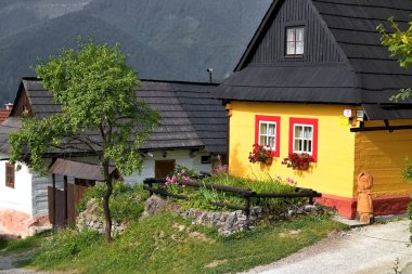 Vlkolinec, Slovakya: hayran olunan bir yerleşim bölgesinde orijinal halinde korunan tipik renkli kulübeler.