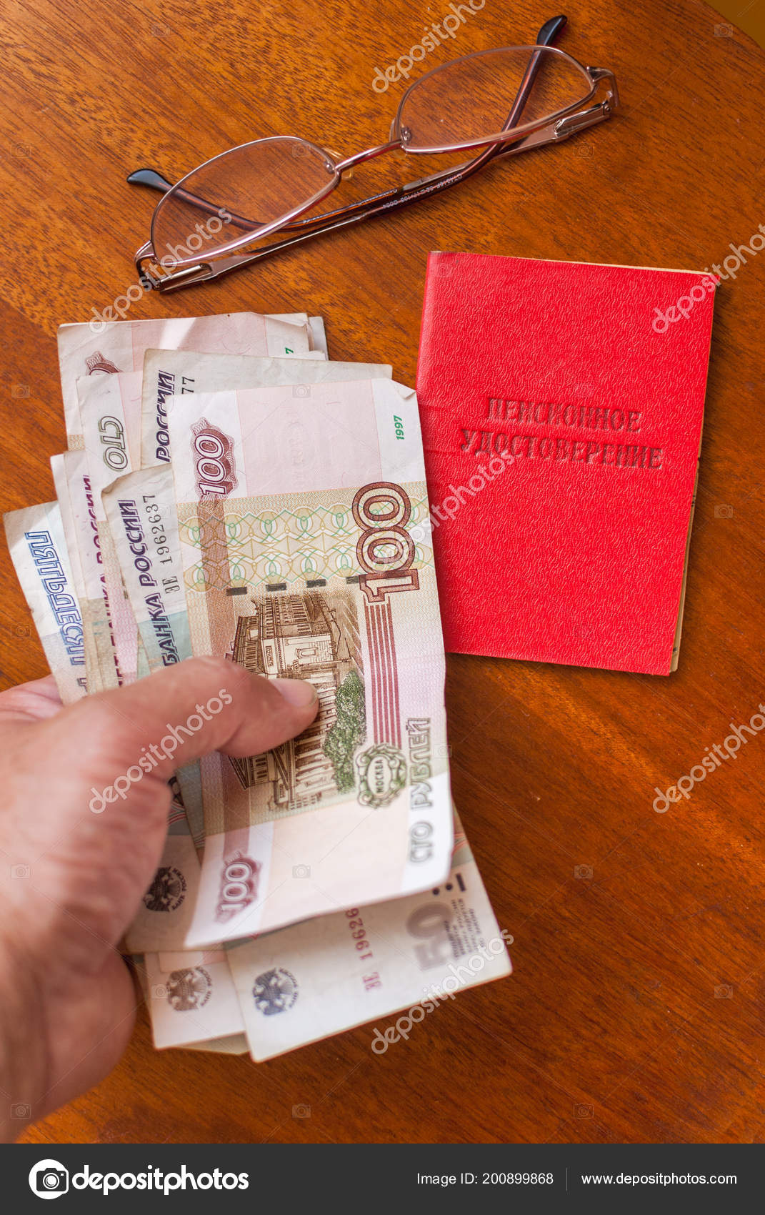 Mannes Hand Mit Geld Gläser Und Vorsorgeausweis Auf Eine Hölzerne