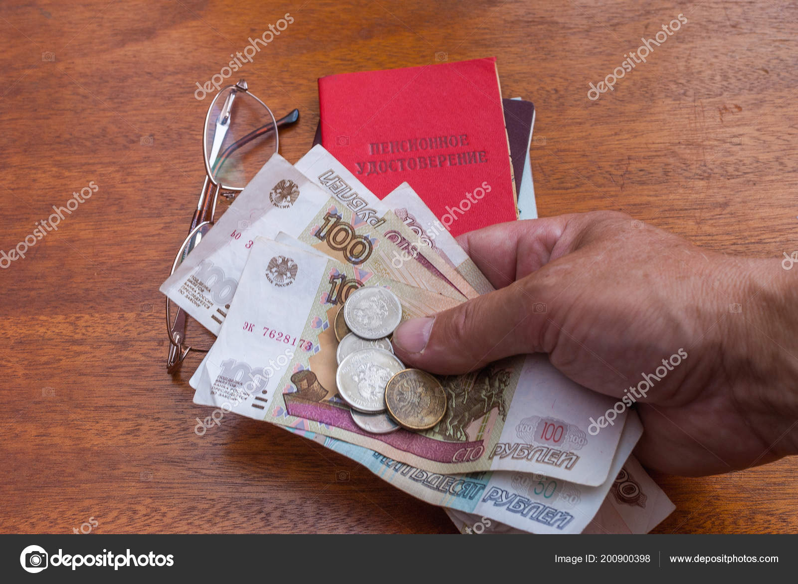 Mannes Hand Mit Geld Gläser Und Vorsorgeausweis Auf Eine Hölzerne