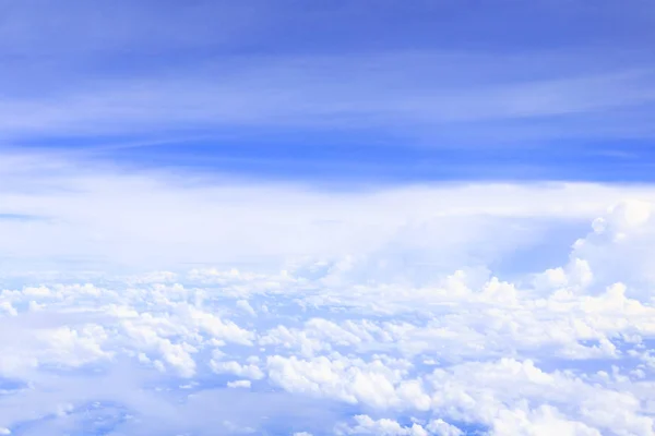 从飞机窗口的云和蓝天 — 图库照片