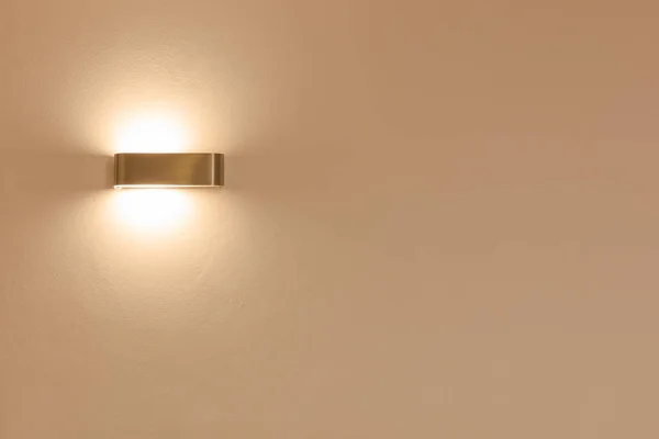 Lampada da parete shinning in una stanza — Foto Stock