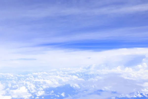 Uçak pencerelerini bulut ve mavi gökyüzü — Stok fotoğraf