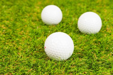 Yeşil çimlerin üzerinde golf topu