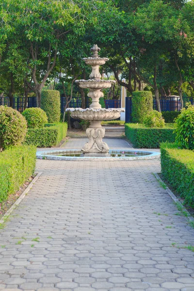 Brunnen im öffentlichen Park — Stockfoto