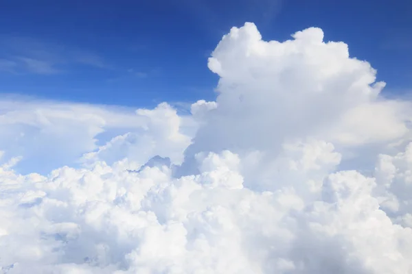 Wolken und blauer Himmel aus den Flugzeugfenstern — Stockfoto