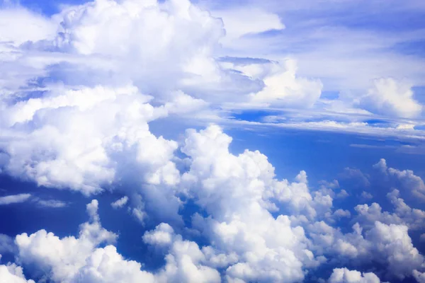 Chmura i błękitne niebo z okien samolotu — Zdjęcie stockowe