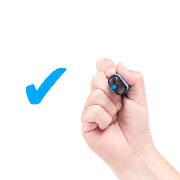 Mão direita com marcador azul desenhar uma marca de verificação — Fotografia de Stock