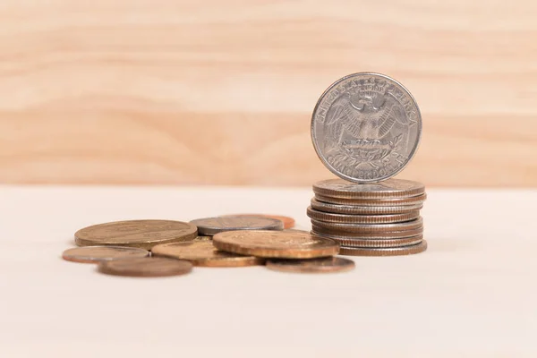 Montón de monedas estadounidenses sobre fondo de madera —  Fotos de Stock