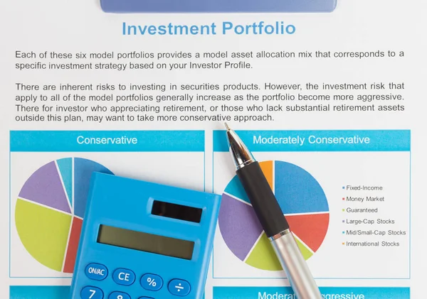 Document beleggingsportefeuille met bril en pen op wit — Stockfoto