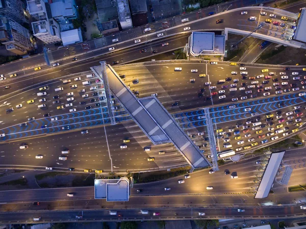 Vista aérea do tráfego em portagem na via expressa — Fotografia de Stock