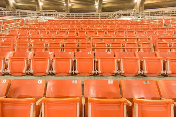 Stadion och Vintage-stolar med taktäckning — Stockfoto