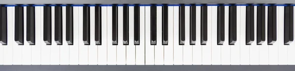 空白のピアノキーの上のビュー — ストック写真