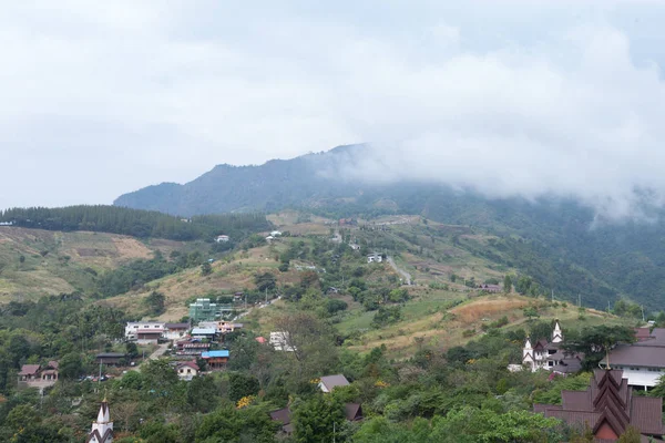 Dorf auf dem Hügel mit Nebel in Thailand — Stockfoto