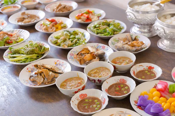 Conjunto de comida tradicional tailandesa — Fotografia de Stock