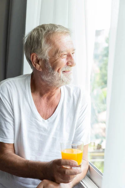 Senior Retraite Homme Debout Côté Fenêtre Chambre Tenant Verre Jus — Photo