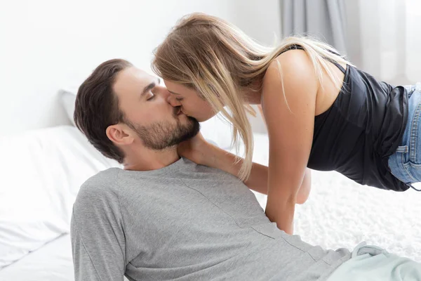 Pärchen Küsst Sich Schlafzimmer Auf Bett — Stockfoto