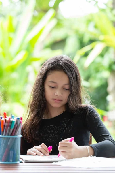 Menina Bonito Fazendo Sua Lição Casa Jardim Casa — Fotografia de Stock