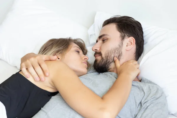 Junge Süße Pärchen Umarmen Und Schlafen Zusammen Bett — Stockfoto