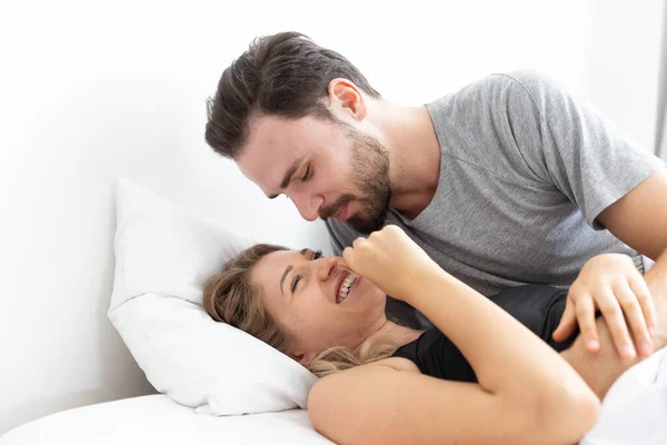 Casal Caucasiano Sentindo Feliz Cama Quarto — Fotografia de Stock