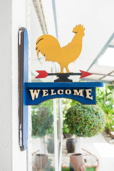 Grunge Ahşap Hoşgeldin Tabelası Restoranın Kapısına Iliştirildi — Stok fotoğraf