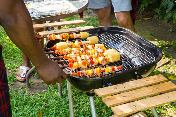 Homem Cozinhar Carne Churrasqueira Para Casa Quintal Festa — Fotografia de Stock