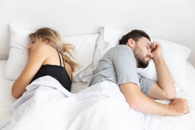 Bir çiftin sorunları var ve sırayla uyuyorlar.
