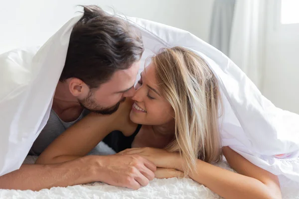 Una Pareja Cama Mira Cámara Sonríe Con Amante Feliz — Foto de Stock