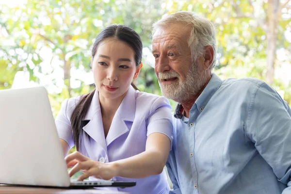 Infirmière Aider Retraité Senior Travaillant Avec Ordinateur Portable Dans Jardin — Photo