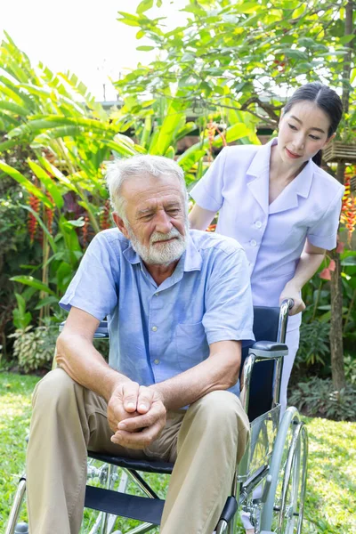 Krankenschwester Pflegt Einen Depressiven Nachdenklichen Rentner Rollstuhl Garten Seines Hauses — Stockfoto