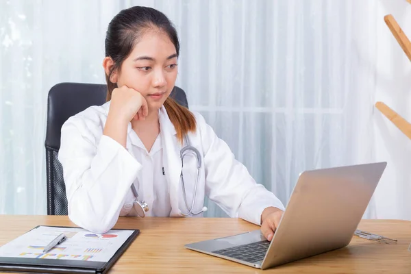 Mujer Médico Sentarse Escritorio Oficina Centran Trabajo Ordenador Portátil Sonreír —  Fotos de Stock