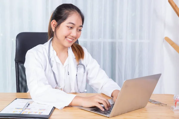 Mujer Médico Sentarse Escritorio Oficina Centran Trabajo Ordenador Portátil Sonreír —  Fotos de Stock