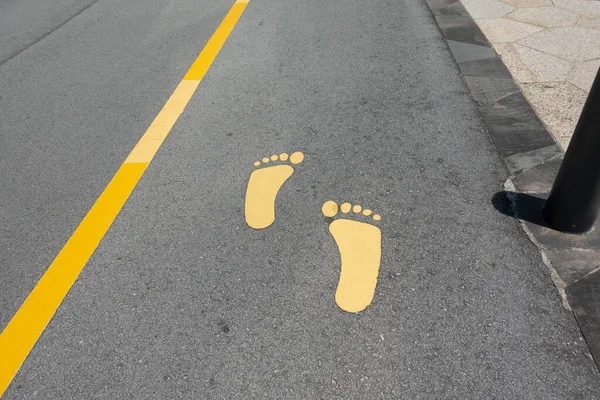 道路上行走的黄足标志 — 图库照片