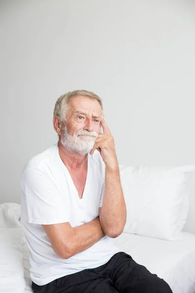 Retrato Jubilado Mayor Sentado Pensando Solo Cama Casa — Foto de Stock