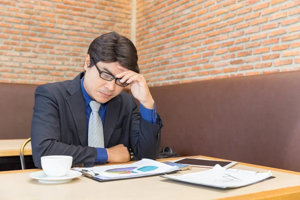 Hombre Negocios Estresado Sentado Escritorio Preocupado Por Negocio —  Fotos de Stock