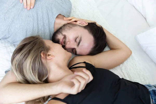 Preciosa Pareja Feliz Amor Sonrisa Besarse Cama Dormitorio — Foto de Stock