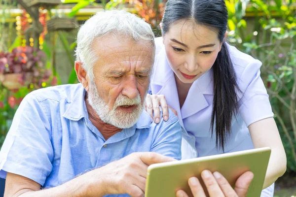 Infirmière Aider Homme Retraité Senior Travaillant Avec Ordinateur Portable Dans — Photo