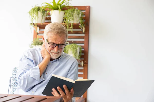 Senior Retiro Hombre Feliz Lectura Libro Casa —  Fotos de Stock