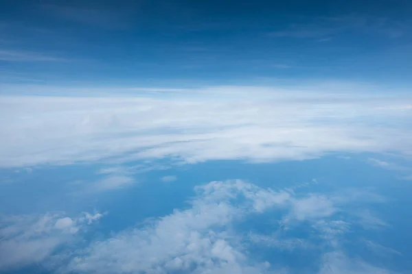 Wolken Und Blauer Himmel Aus Dem Flugzeugfenster — Stockfoto