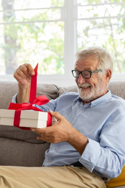 Senior Retraite Homme Est Heureux Avec Son Cadeau Anniversaire Surprise — Photo