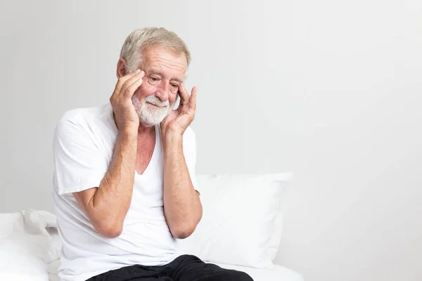 Porträt Eines Rentners Der Allein Seinem Haus Auf Dem Bett — Stockfoto