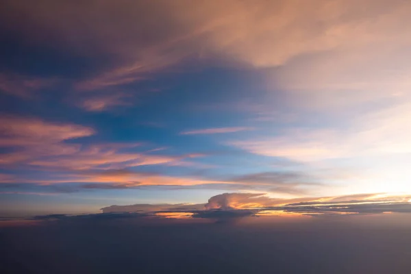 Uçak Penceresinden Alacakaranlıkta Gün Batımı Gökyüzü — Stok fotoğraf