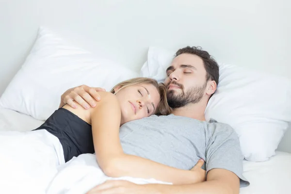 Junge Süße Pärchen Umarmen Und Schlafen Zusammen Bett — Stockfoto