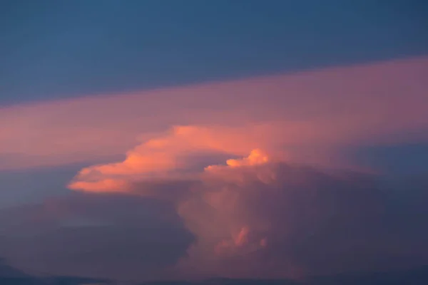 Kırmızı Bulutlu Alacakaranlık Arkaplanı — Stok fotoğraf