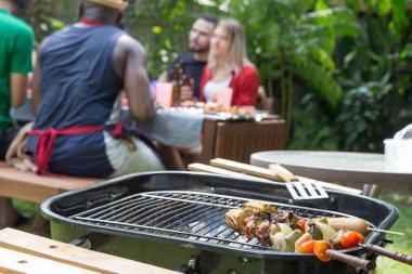 Evin arka bahçesinde barbekü partisi.