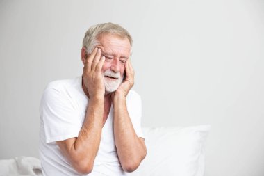 Yaşlı bir emeklinin portresi. Evinde tek başına oturup düşünüyor.